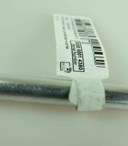 RFID produktetiket. Produktetiketter med RFID som kan sidde på produkter eller har omslag til at sidde på produktet med klæber. RFID produktetiketter. Direkte på produkter. Alle størrelser. Mange papirtyper, etiketklæber. Omslag-, Flag-, hænge-, selvlukkende, kraveetiket