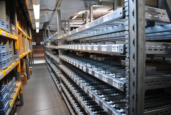 RFID Etiketter til hylder og reoler. Leveret direkte fra Etisofts fabrik. Billedet viser et lager med RFID labels