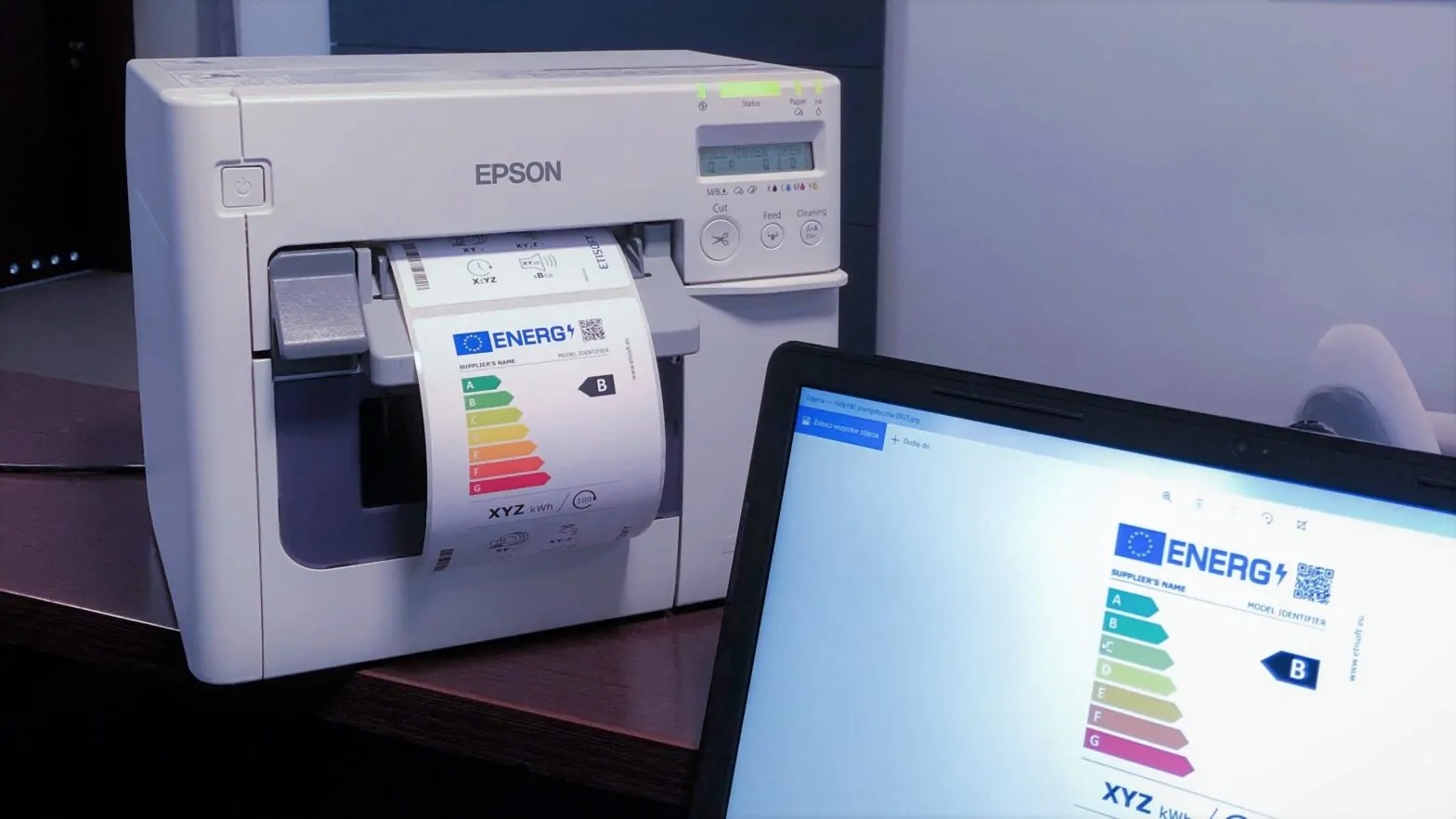 Farve etiketprinter. Farve labelprinter fra Etisoft. Industrielle labelprintere i farver. Print etiketter, mærkater, hyllekater, idskilte, plastskilte, produktskilte. Etisoft er specialist i mærkatprintere og er leverandør af Epson farvemærkatprintere. Epson C6500, Epson 4000, Epson 7500, Epson C3500, Epson C831. Hele Epson ColorWorks-sortiment.Fuldfarve-etiketudskrivning er ideel til dem, der har brug for etiketter i fuldfarve med det samme. Ingen installationsomkostninger, ingen spild af fortrykte etiketter, ingen dyre etiketter i mindre oplag, kant til kant etiketudskrivning og øget fleksibilitet.