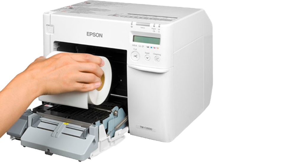 Epson C3500 farve etiketprinter. Indsæt papirrulle. Leveret af Etisoft
