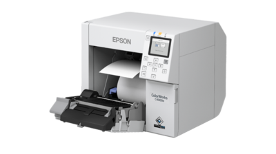 Epson 4000 farve etiket printer fra Etisoft. Printeren er åben så du kan se hvordan papiret ligger foran.