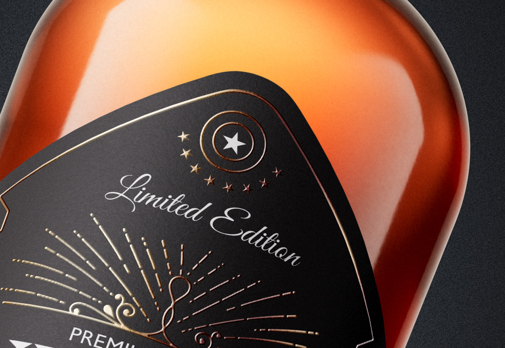 Relief og embossed etiket. Etiketter med metalfolie. Etiketter til alkoholdflasker. Etiketter til spritflasker. Alcohol flasker.